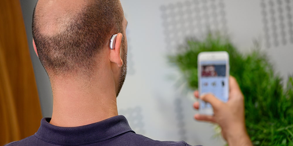 Kulakta kulak arkası işitme cihazı ve Smartphone bağlantısı